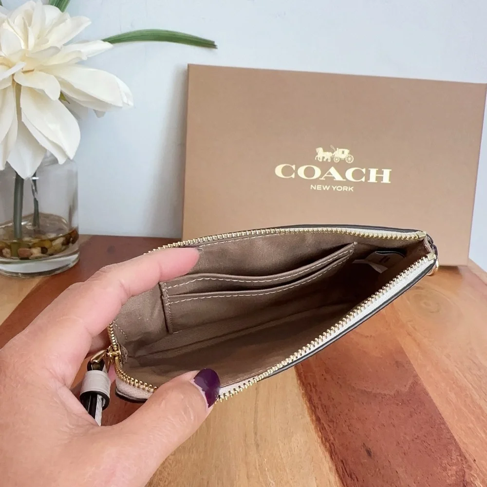 NWT Coach Boxed Corner‎ Zip Wristlet With Star Print And Charms